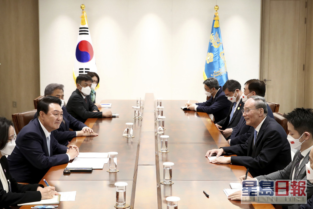 王岐山與尹錫悅在首爾龍山總統府會面。美聯社圖片