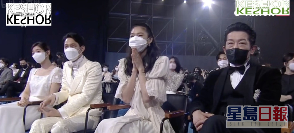 坐在台下的鄭浩妍見到《魷魚遊戲》黃東赫贏導演獎，表現興奮。