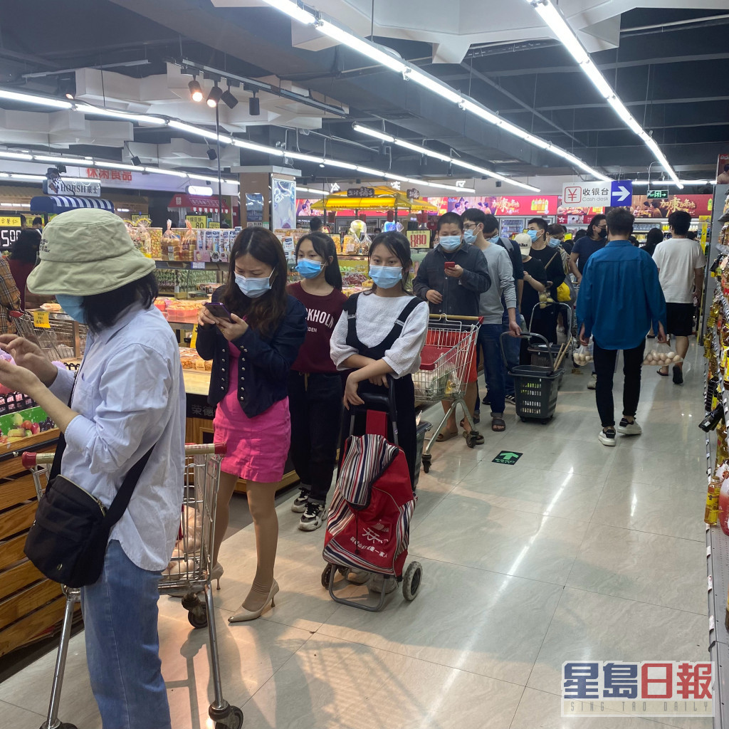深圳民众到超市抢购粮食。网上图片