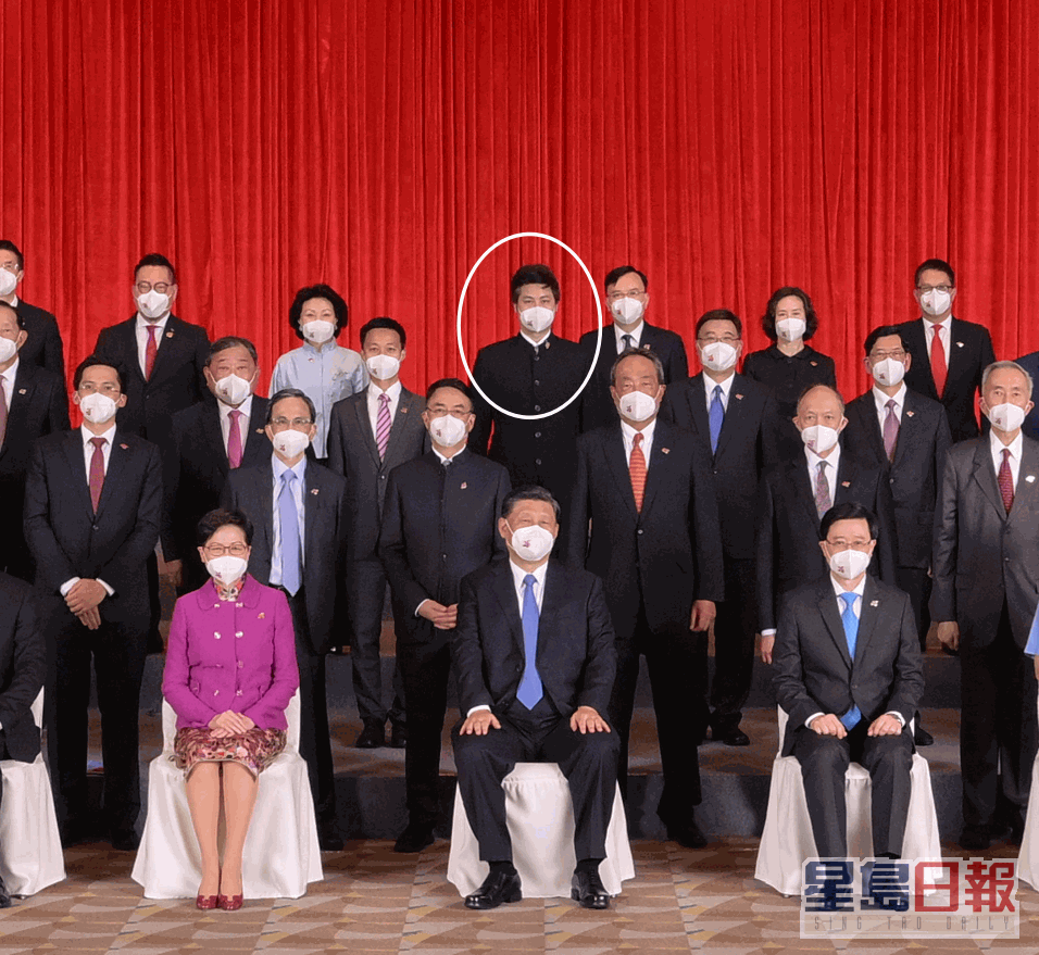 何俊贤（后排中）当时亦在场合照。政府新闻处图片