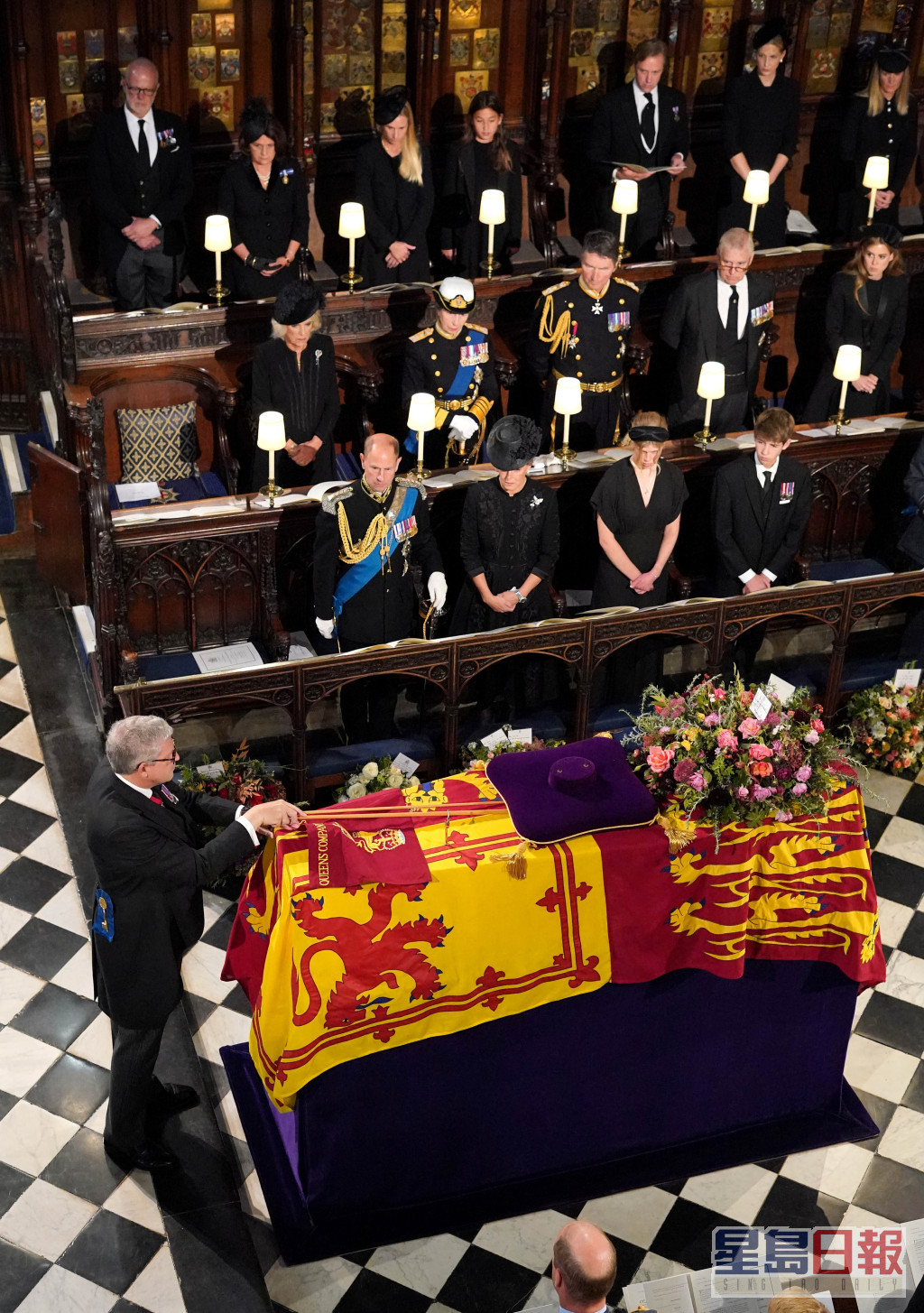 断成两截的白杖放置在女皇棺木上，随著女皇的棺木缓缓下降至圣乔治教堂的皇家墓穴。路透