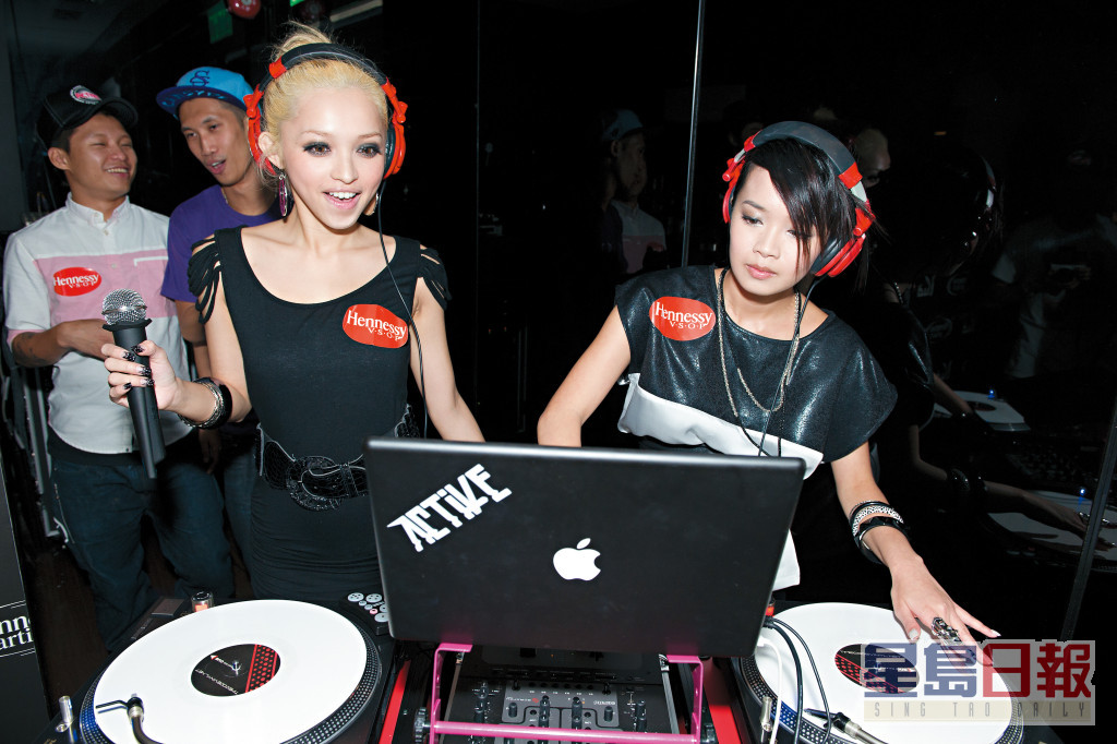 2009年出写真后，翌年Annie G.与八模兵团的陈俞希组DJ组合Monster Beez性感打碟，其后又曾签约nowTV做主持。