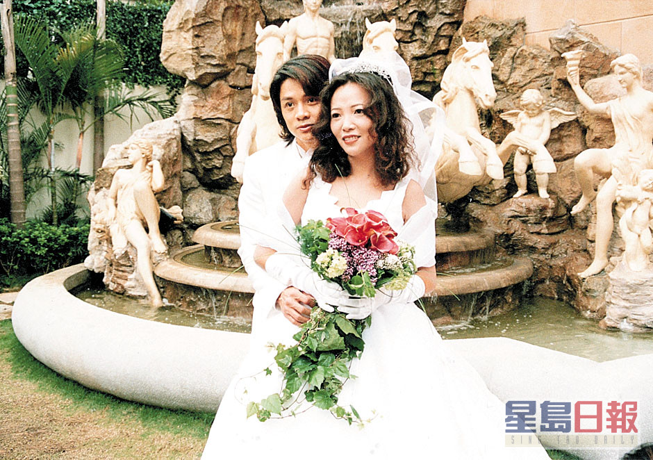 尹天照於1999年與圈外女友Teresa結婚。