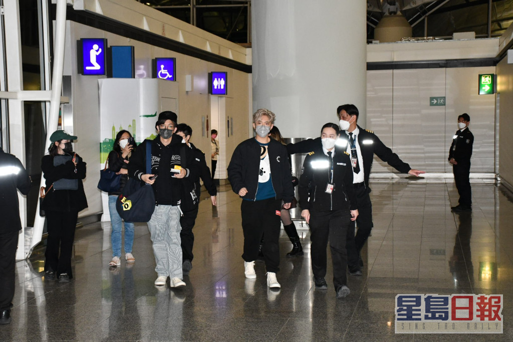 Edan喺助手陪同下抵达机场，机场保安护送入闸。