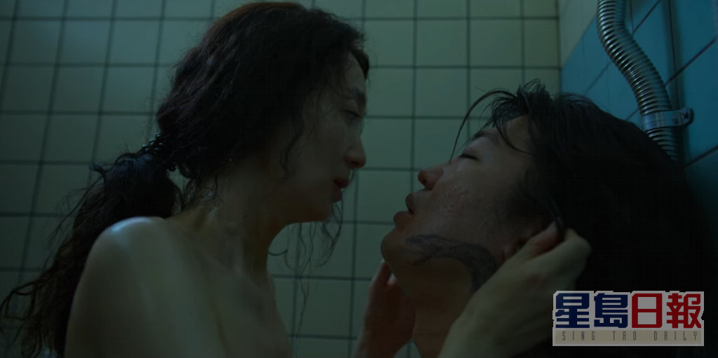 Netflix原创剧《鱿鱼游戏》中，奸角张德秀与韩美女在厕所上演一幕性爱场面。