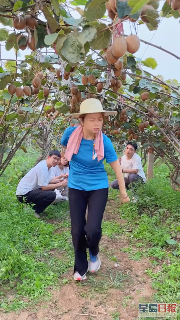 其社交網有不少農務片，還在田野間跳舞。