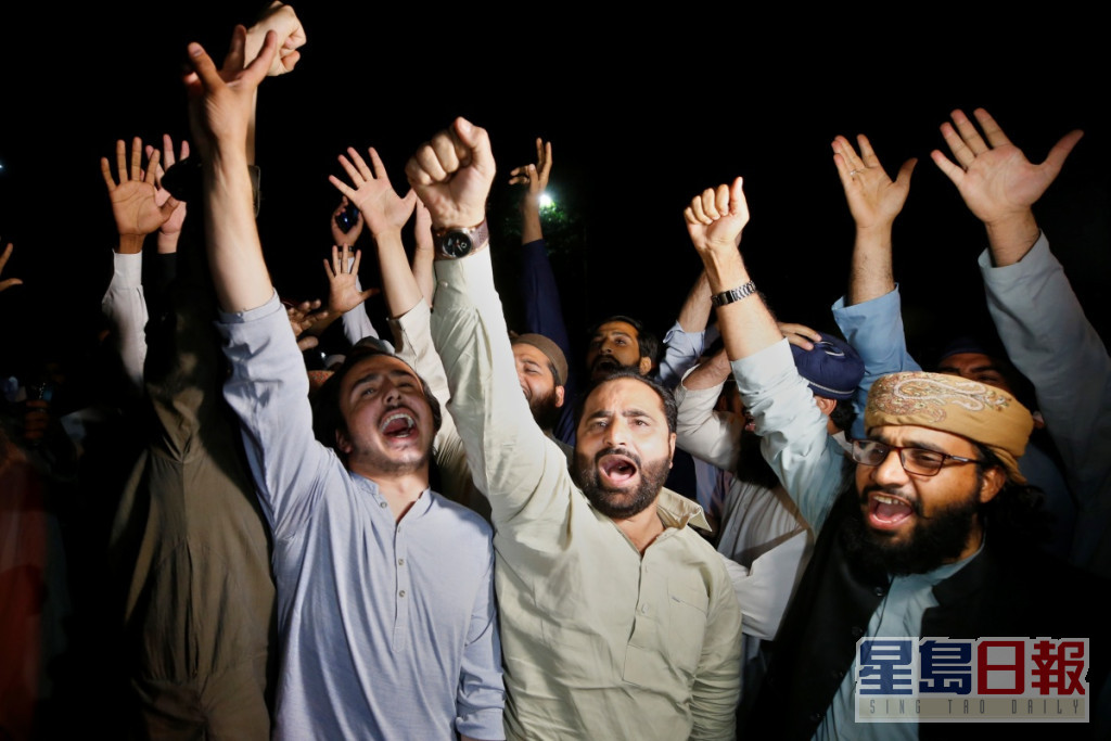 在国会外有反对派支持者庆祝伊姆兰汗下台。AP 