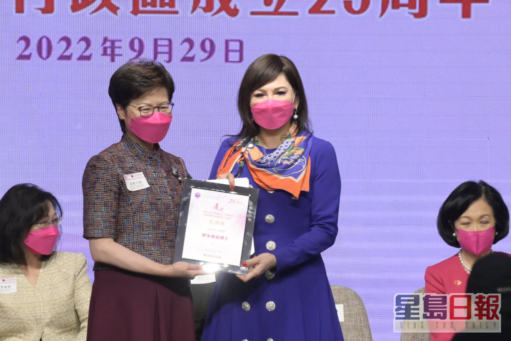 香港妇协副主席蔡李惠莉从前特首林郑手中接感谢状。