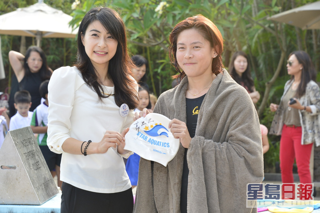 「跳水皇后」郭晶晶在2012年向前香港游泳队队员蔡晓慧赠送签名泳帽。