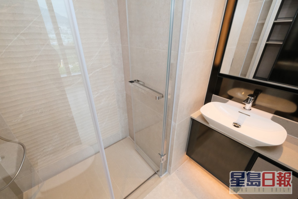 浴室设淋浴间，乾湿分离设计方便打理。（12楼B室）