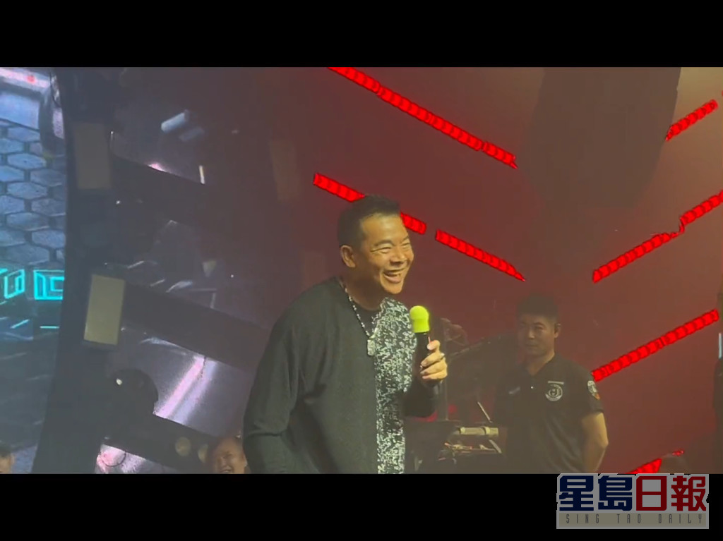 语毕吴毅将一秒展现灿烂笑容。