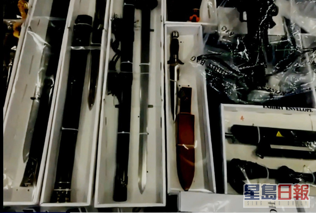 警方搜出大量汽枪及剑等攻击性武器。李建人摄