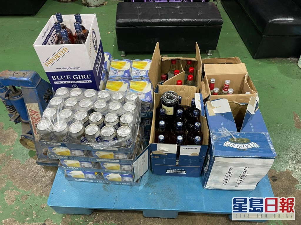 人員共檢獲約300罐啤酒，53支烈酒及一批酒吧設備。警方圖片
