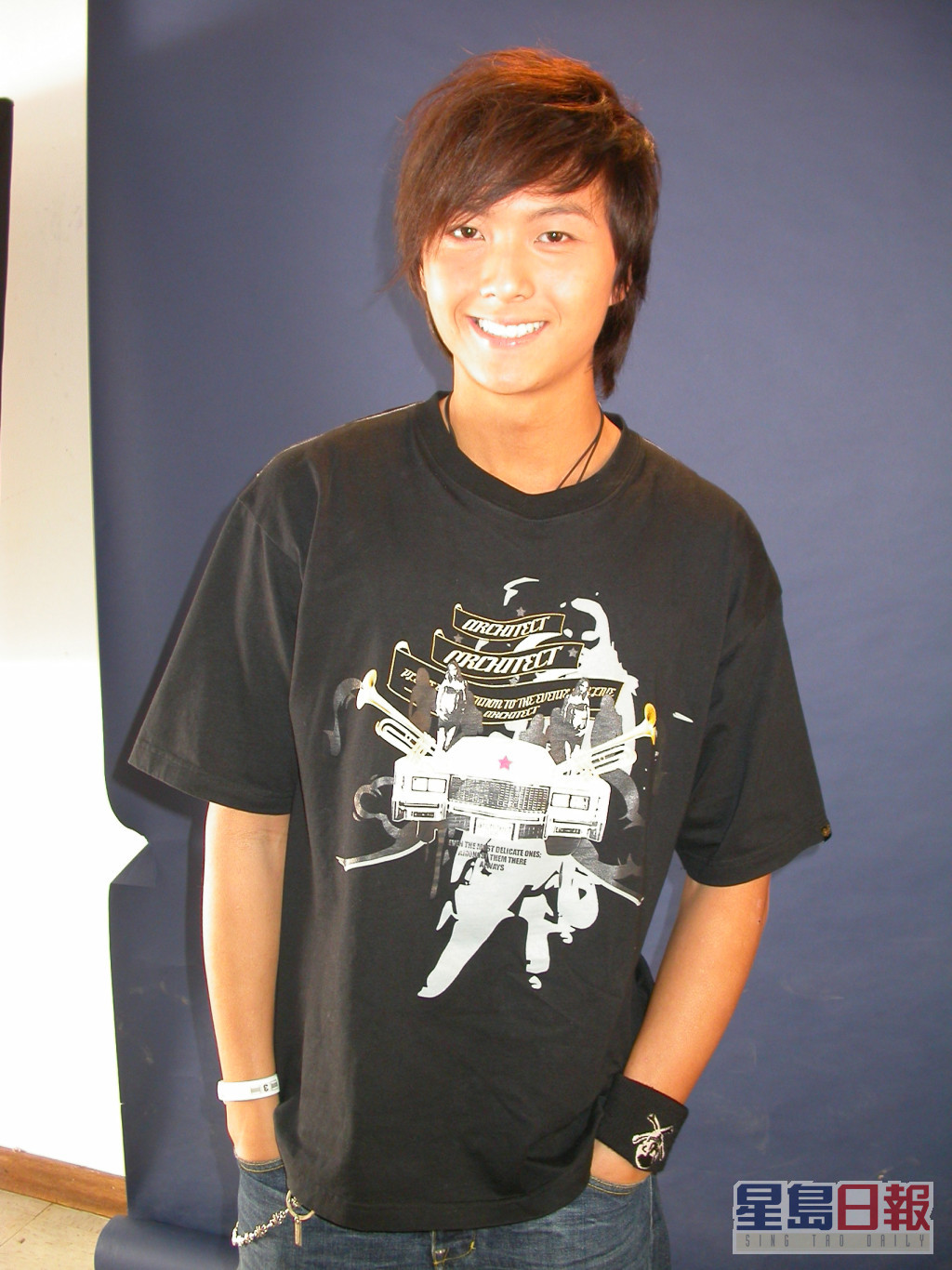 浩信梦想可以在电视台工作，2005加入娱乐圈终梦想成真。