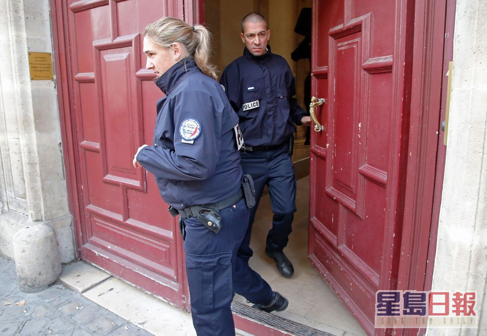 事發後，法國警方派員到Kim下榻的酒店調查。