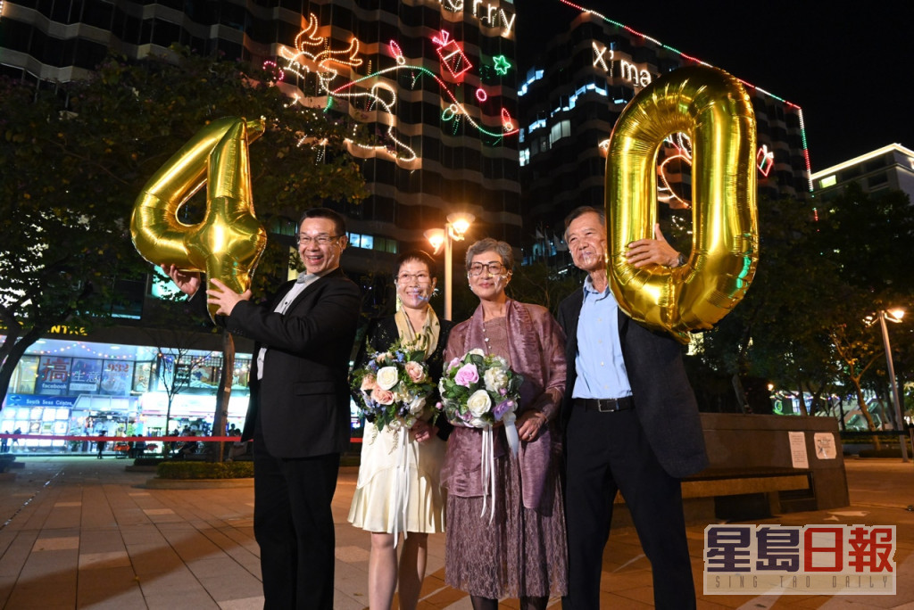 结婚40年的赵氏夫妇(左) 及许氏夫妇(右)细数昔日看灯饰的回忆。