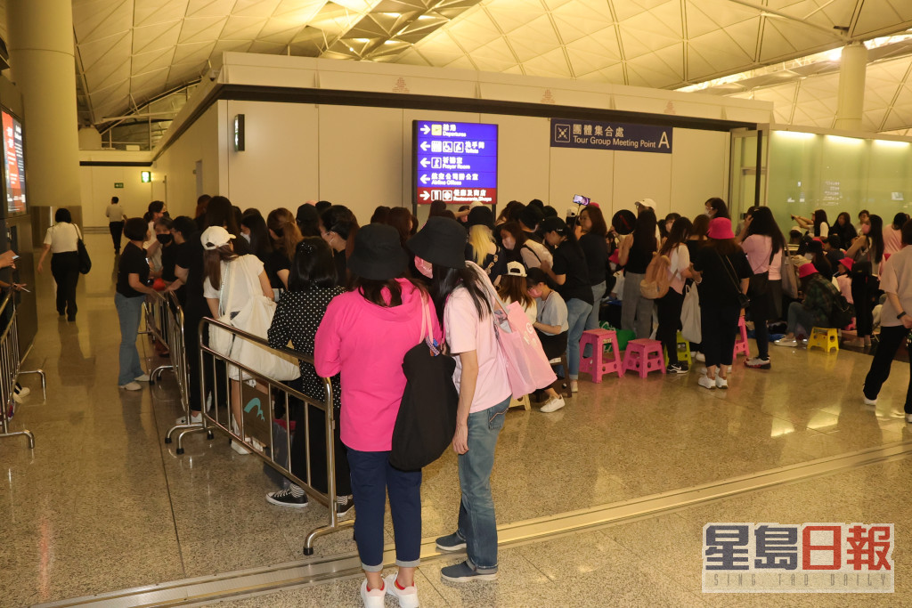 大批Fans到机场送机。