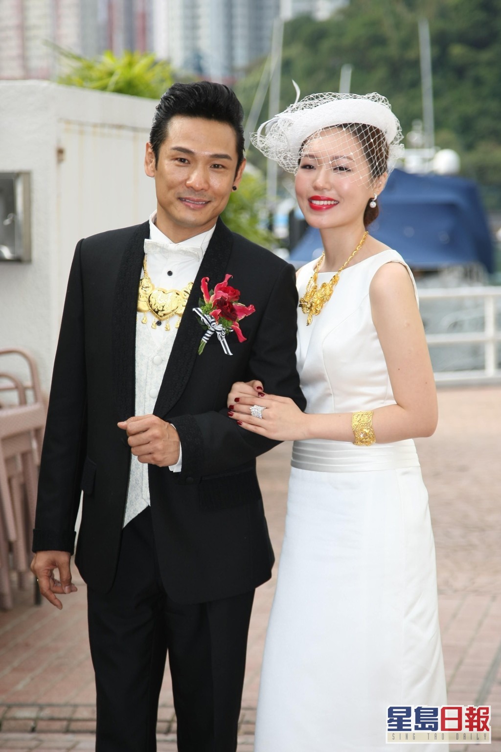 杜德伟2012年与相差24年的摄影师女友李晓冰结婚。