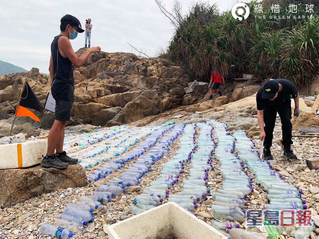 綠惜地球在過去一年本港的海灘岸邊檢到超過4萬廢膠樽。FB圖片