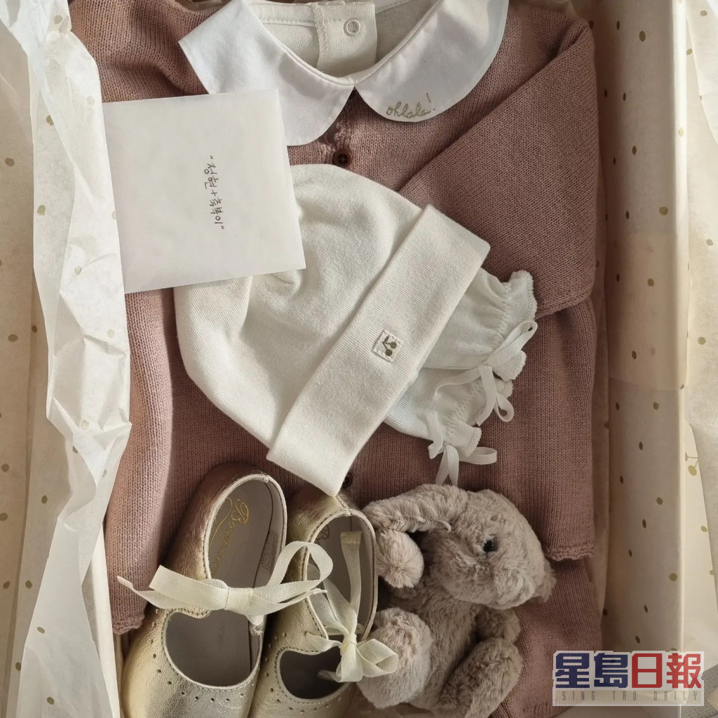 李貞賢日前公開BB衫，揭開胎兒性別。