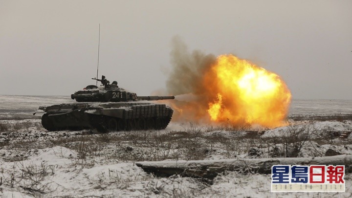 俄軍坦克在演習中開火。AP圖片