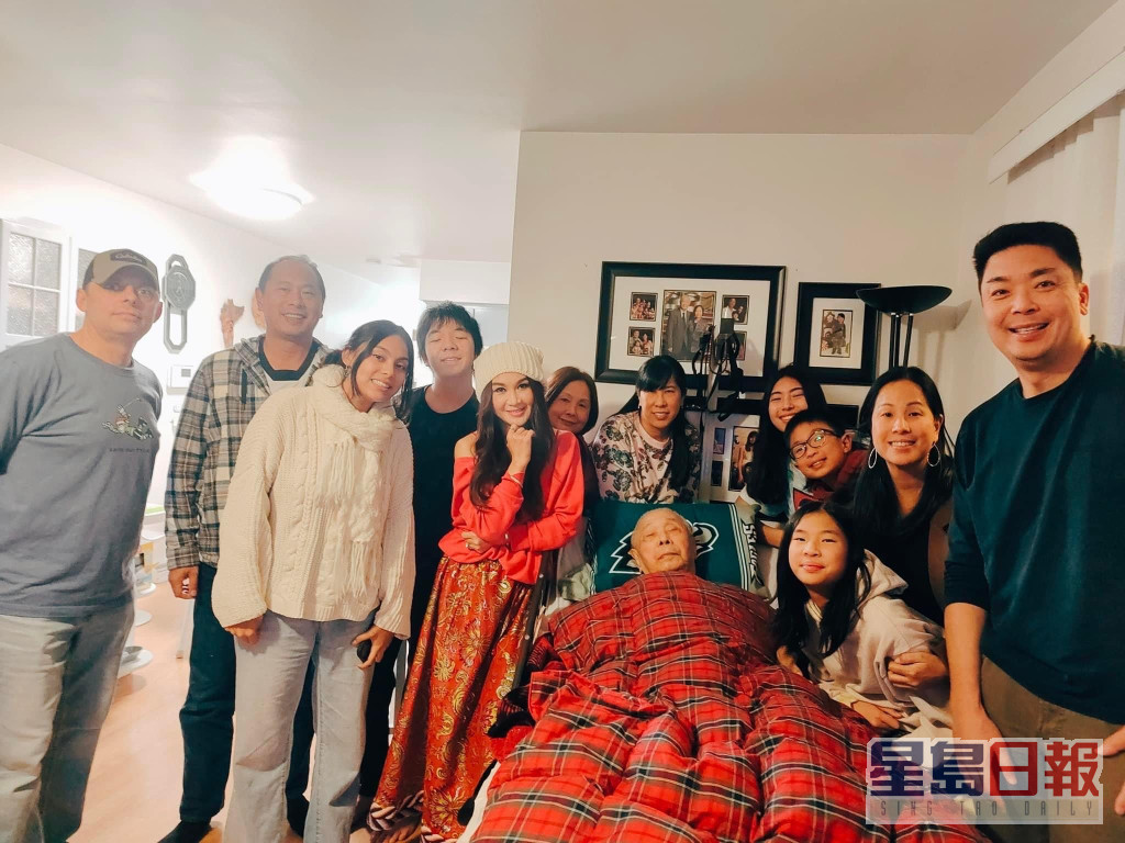 溫碧霞與老爺及老公的家人影大合照。