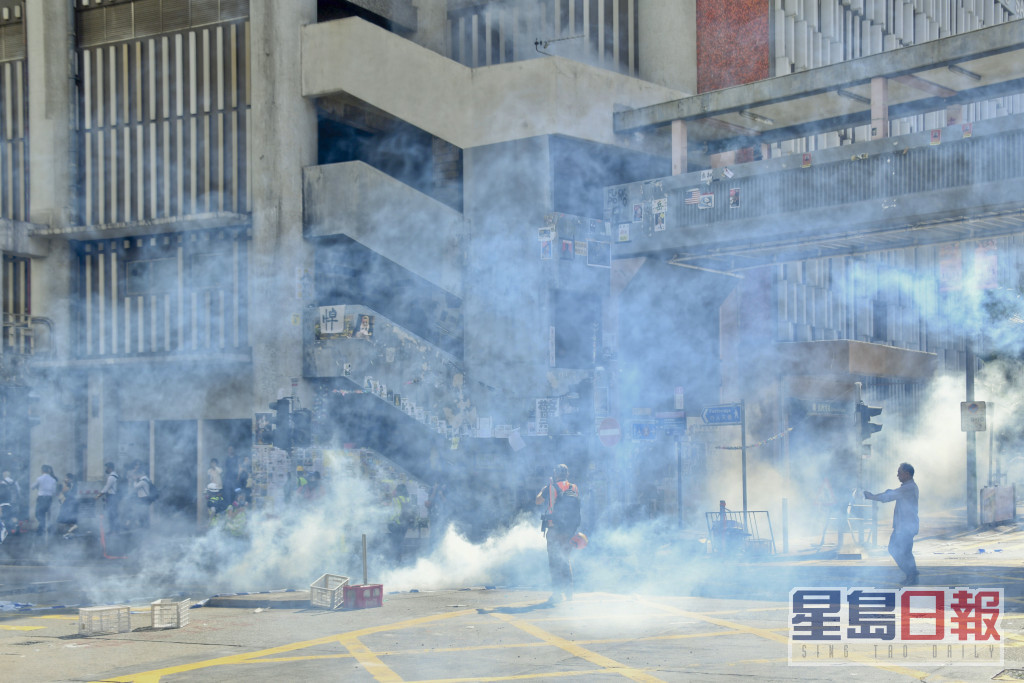 警方在西灣河筲箕灣道施放催淚煙驅散示威者。資料圖片