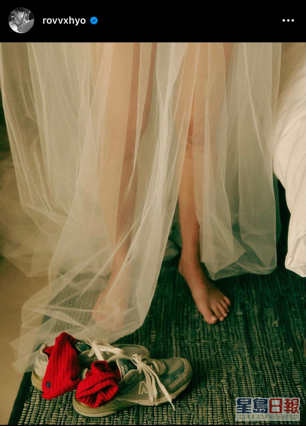 昨日，孔孝真公开穿上婚纱的赤脚照片。