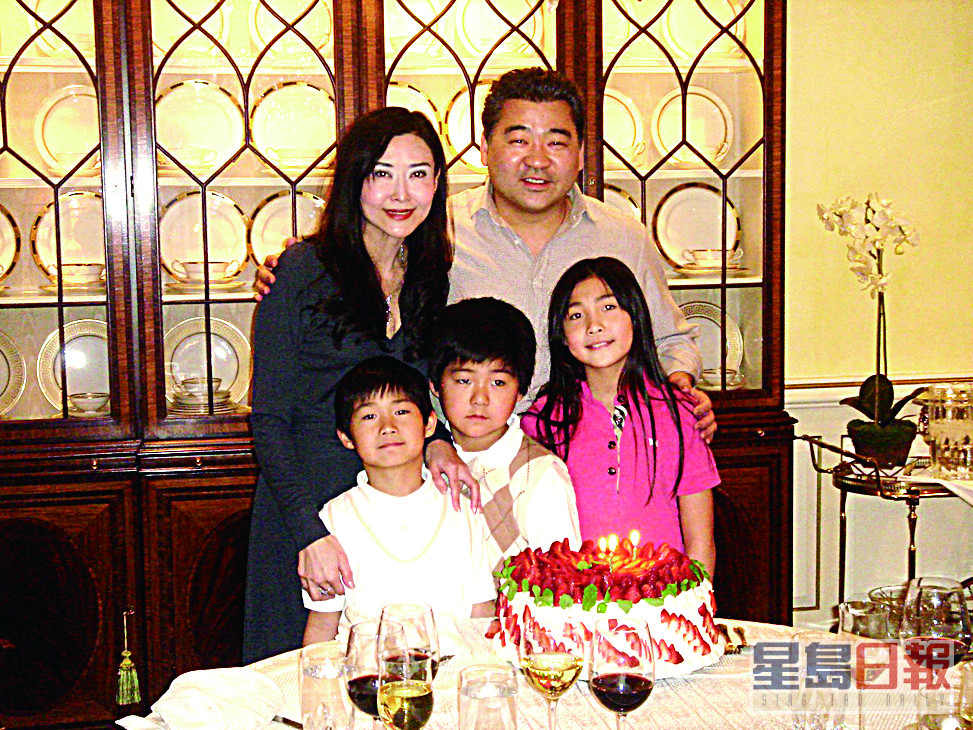 叶玉卿在1996年嫁胡兆明后，退出演艺圈移居美国，两人先后诞下一女两子。
