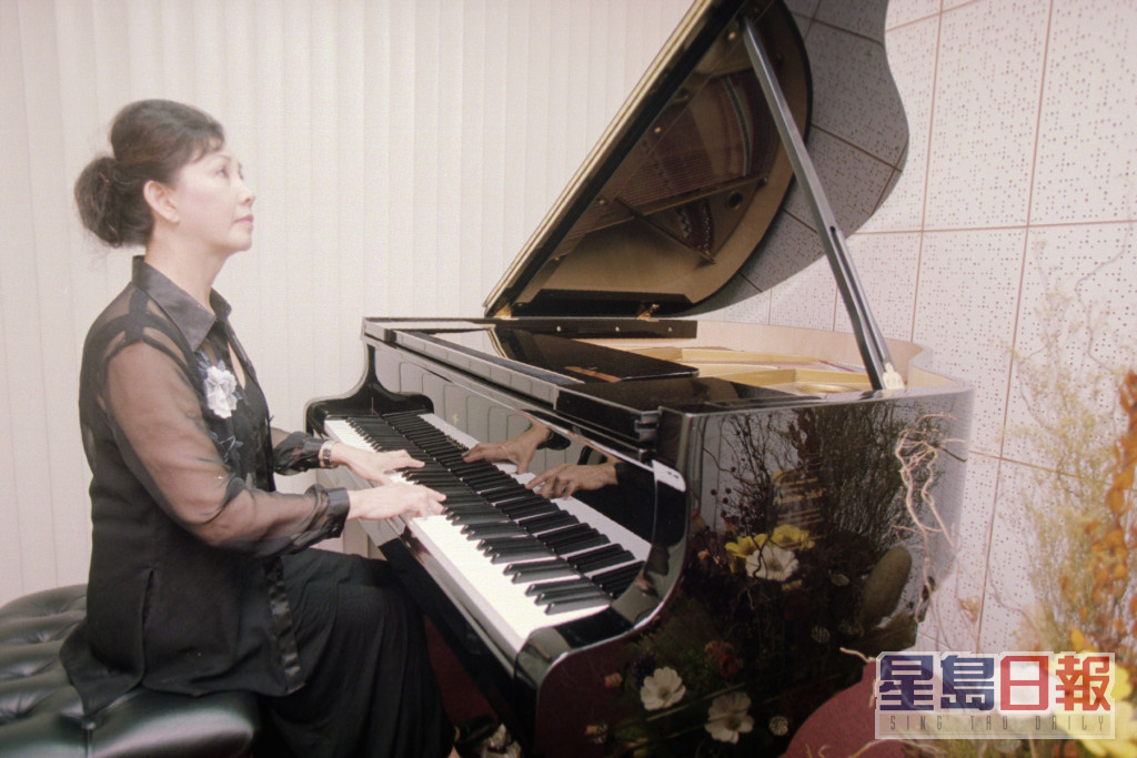 林小湛自小学琴，曾在大学教琴多年的她更曾在英女王国宴表演。