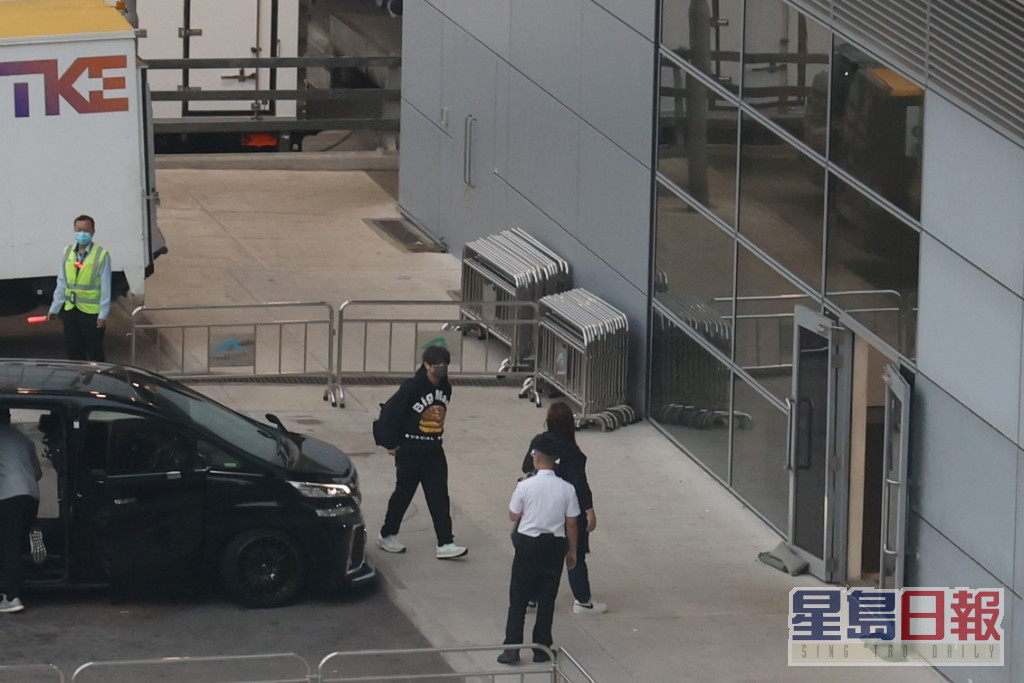 今早約6時，花姐及姜濤已到達機場。
