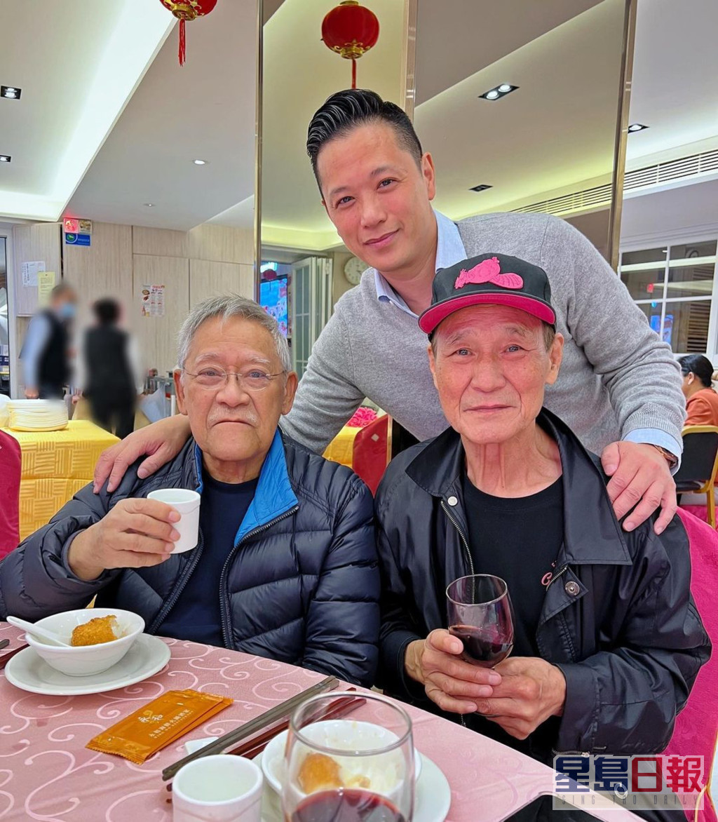 陈惠敏去年1月与客家同鄕胡杏儿老公李乘德（中），以及吴耀汉（左）一起食饭。