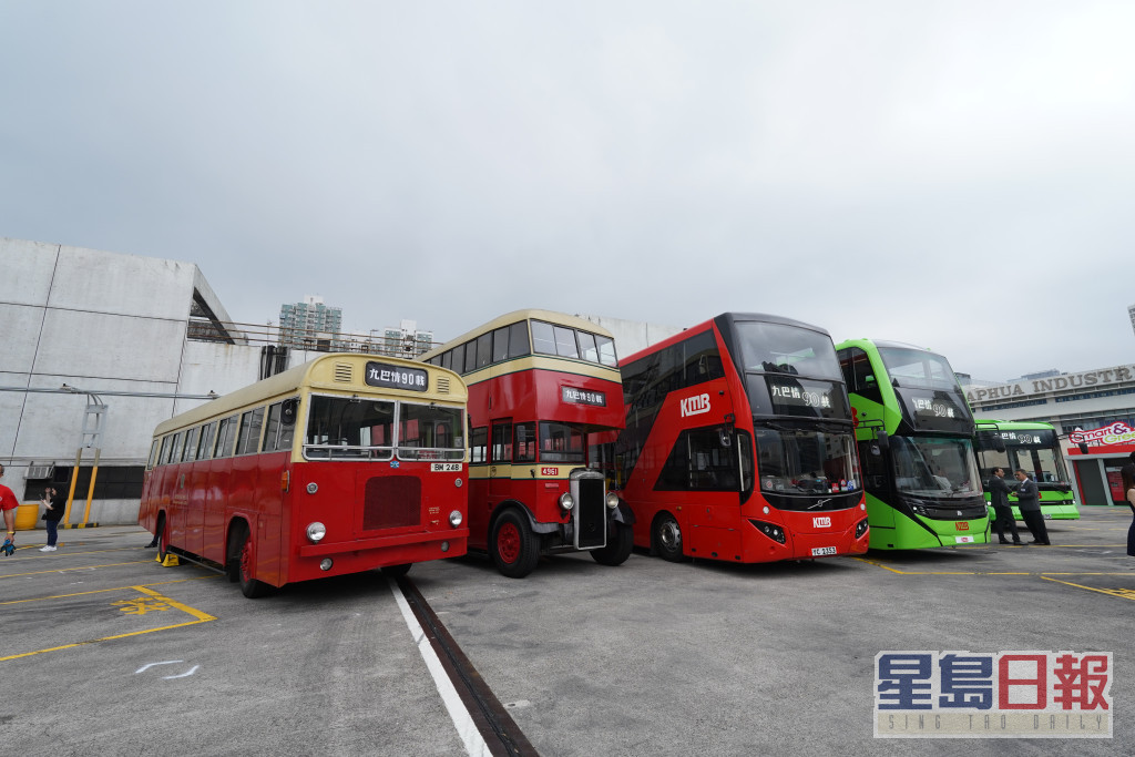 九巴在嘉年華會展出多輛古典巴士及新型巴士。何建勇攝