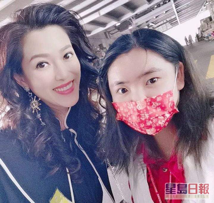 去年曾有指她為了想成為一名演員而加入TVB，據聞她曾於《愛回家之開心速遞》做臨時演員。