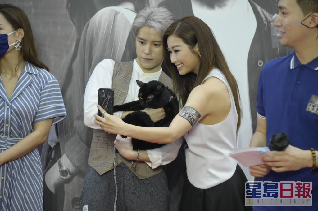 张彦博抱住猫猫，即被赵希洛捉住合照。