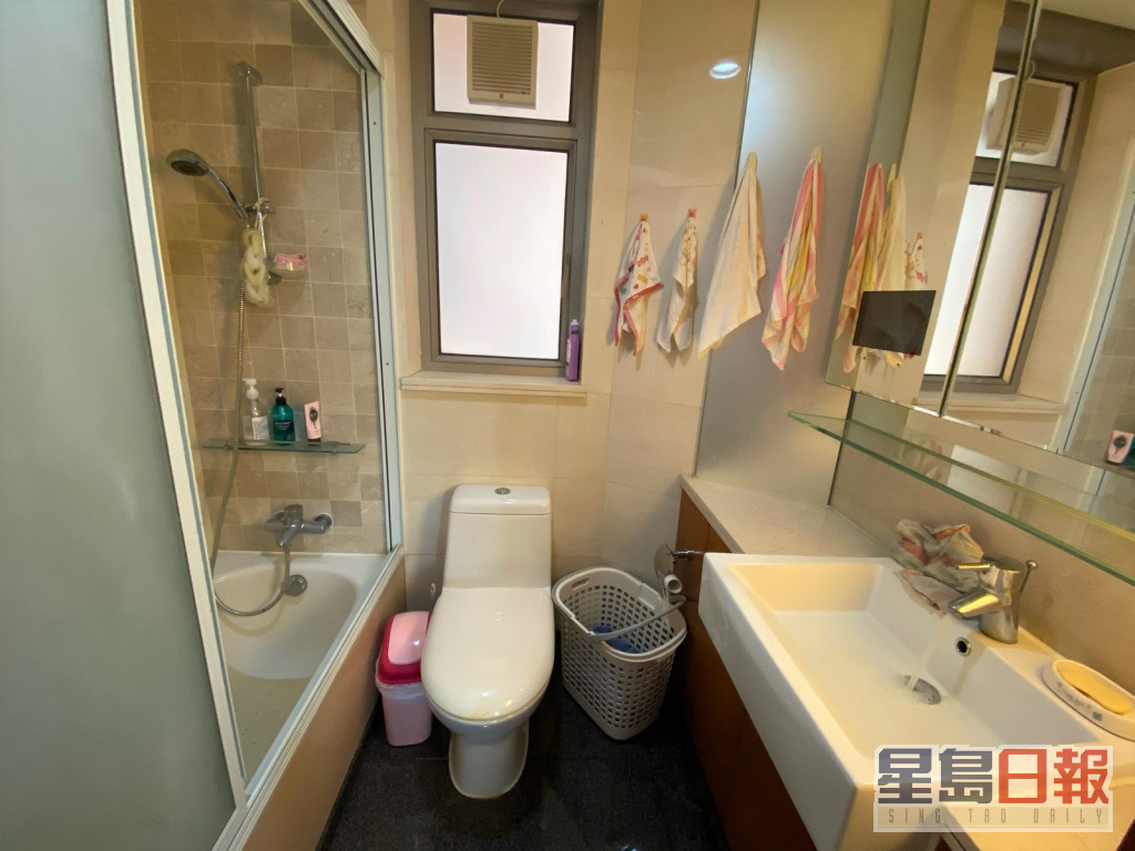 浴室設有鏡櫃，方便整理儀容兼置物。