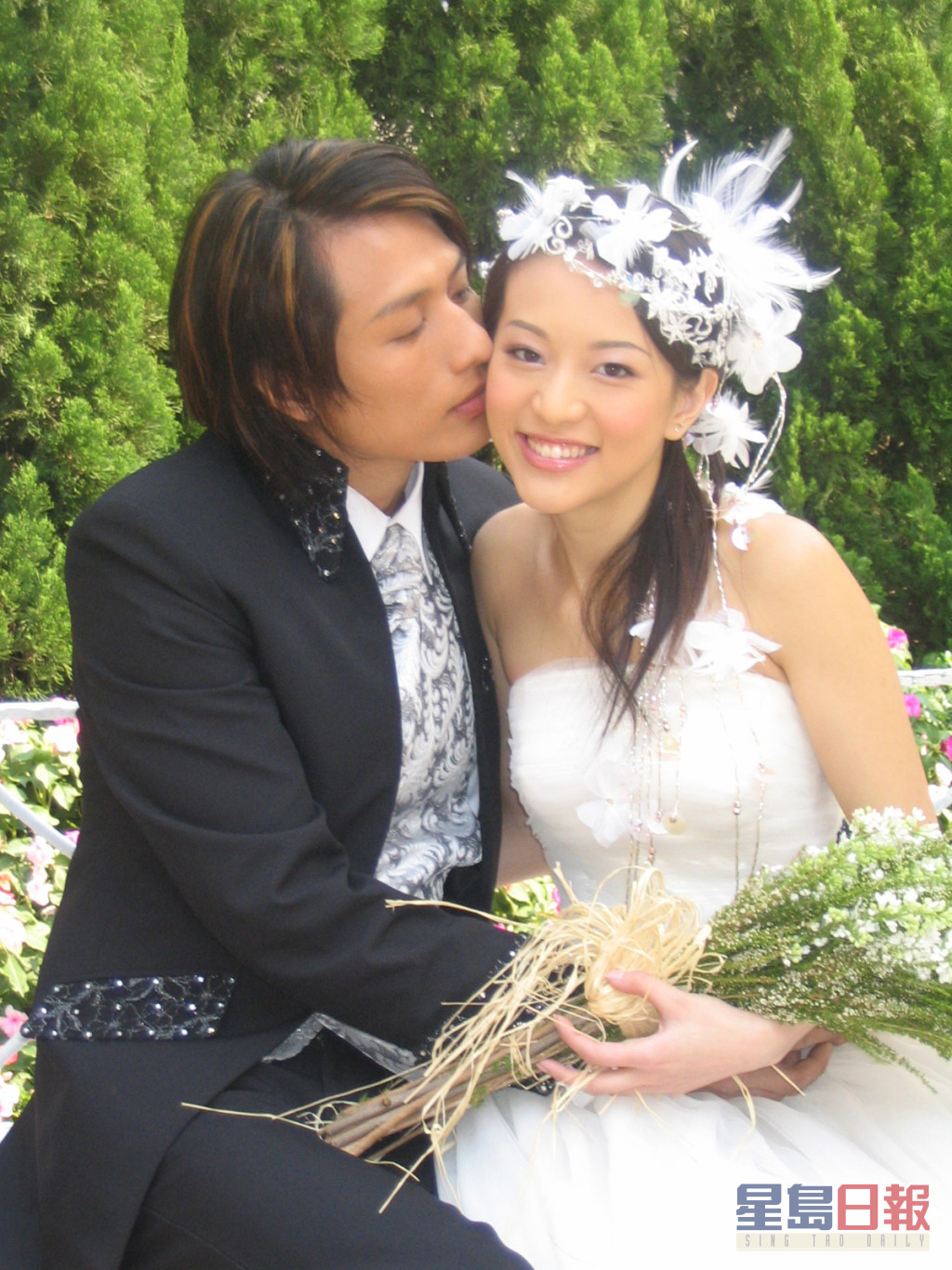 林雅詩在2005年嫁鋼鐵生意商人溫文英，婚後退出娛圈，翌年誕下囝囝，做心做家庭主婦。