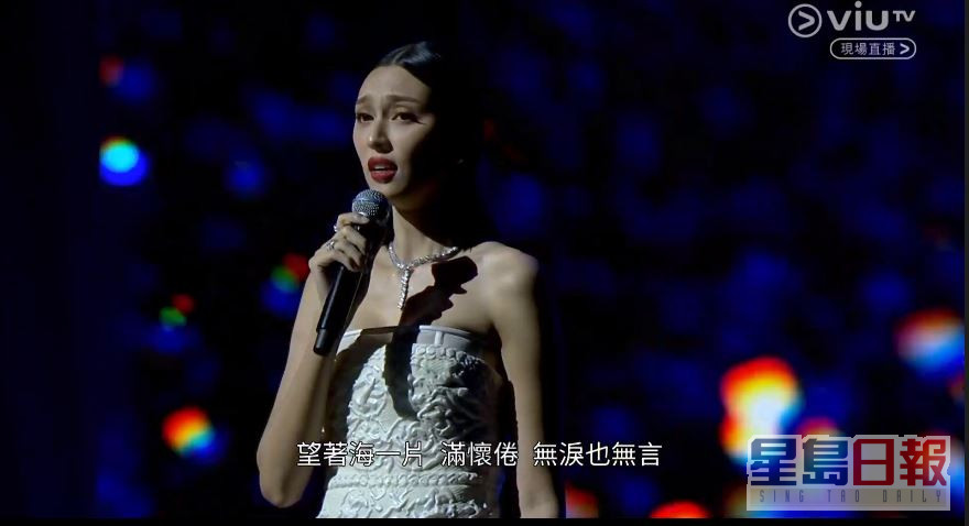 王丹妮深情演唱。