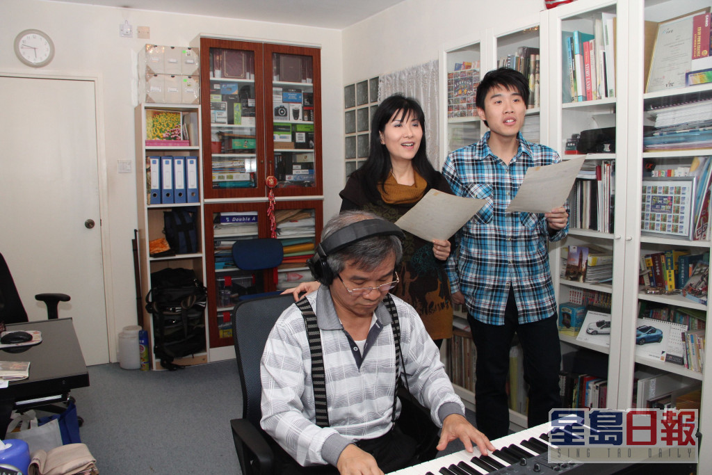 方伊琪跟音乐人老公谢永康(左)及儿子谢卓达(右)喺屋企唱歌，一家人好开心。