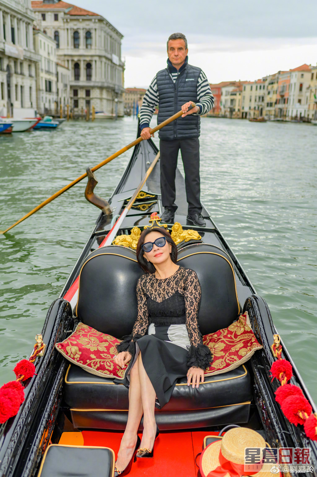 到访威尼斯的刘嘉玲还去坐贡多拉（Gondola）。