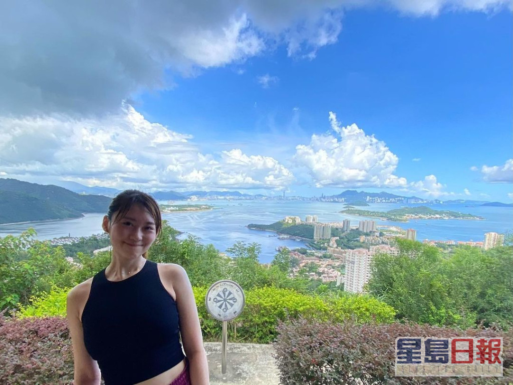 去年秋天正式随老公吴业坤移居香港，她更努力学习广东话，融入香港生活。