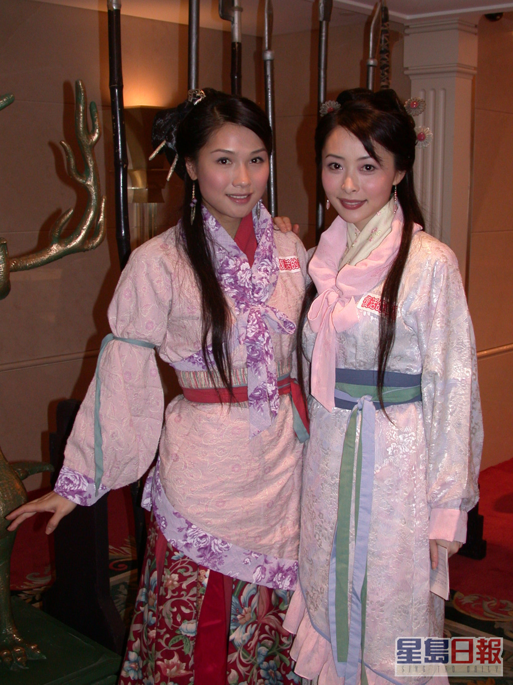 袁彩云（左）古装扮相可人。