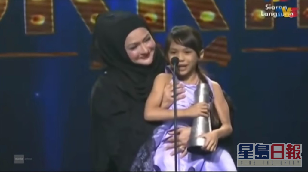 Puteri Balqis 7歲時被主持人抱上台領視后獎座，得獎感言表示非常多謝父母。