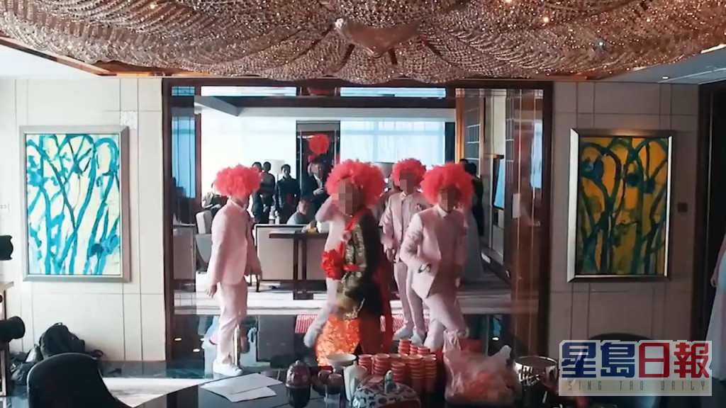 在接新娘环节中，Chris戴上粉红色爆炸头假发与其他弟跳舞。