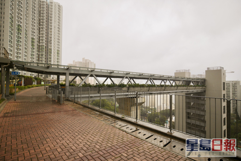 方学诚表示2007年展开公众谘询时，更改行人天桥计画。资料图片