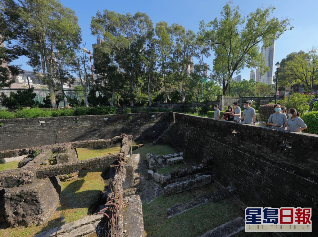 「更生先鋒領袖」學員參觀九龍寨城公園的歷史遺跡，了解寨城歷史。