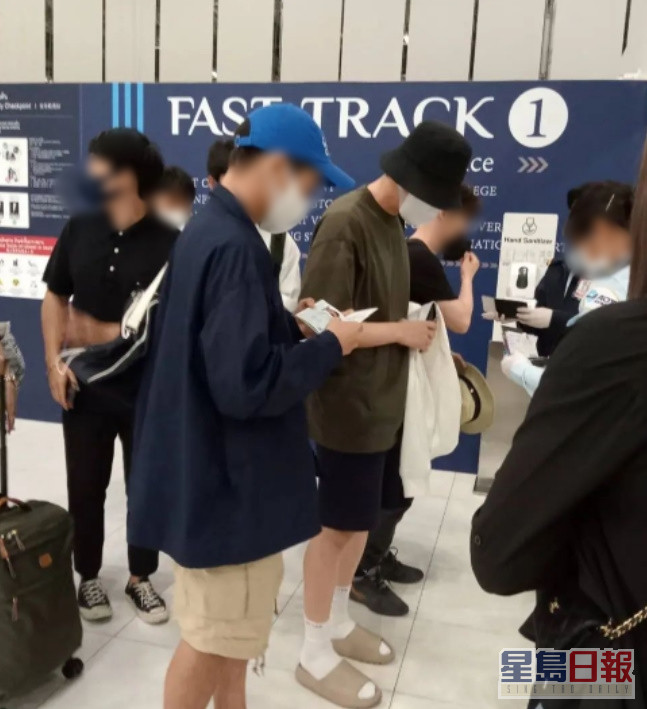 金宣虎在泰国机场离境时，被网民捕获。