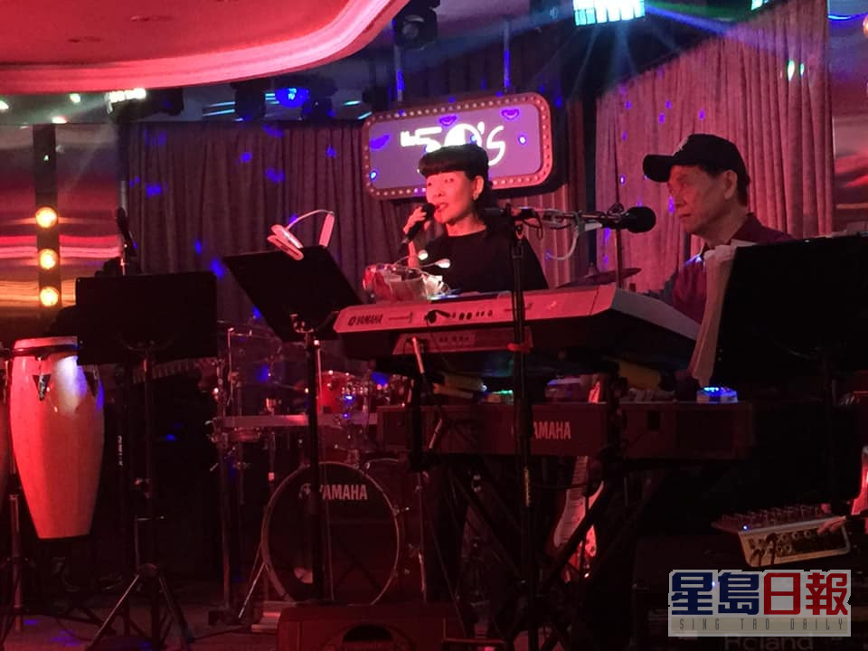 刘英在2006年「重出江湖」同朋友组成歌唱团。