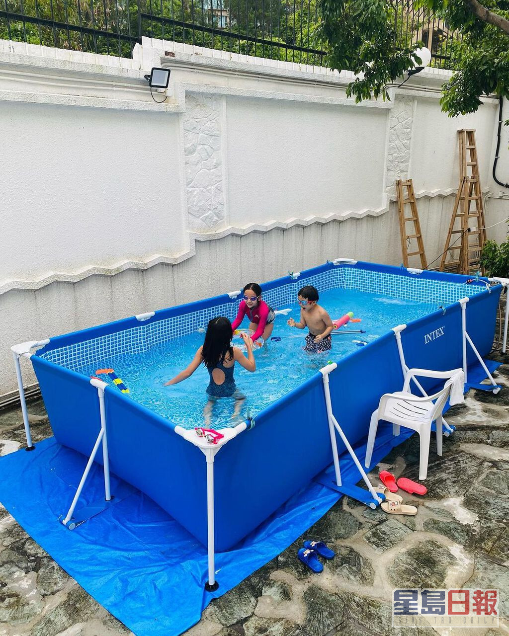 花園又設有臨時泳池，供小朋友玩水。