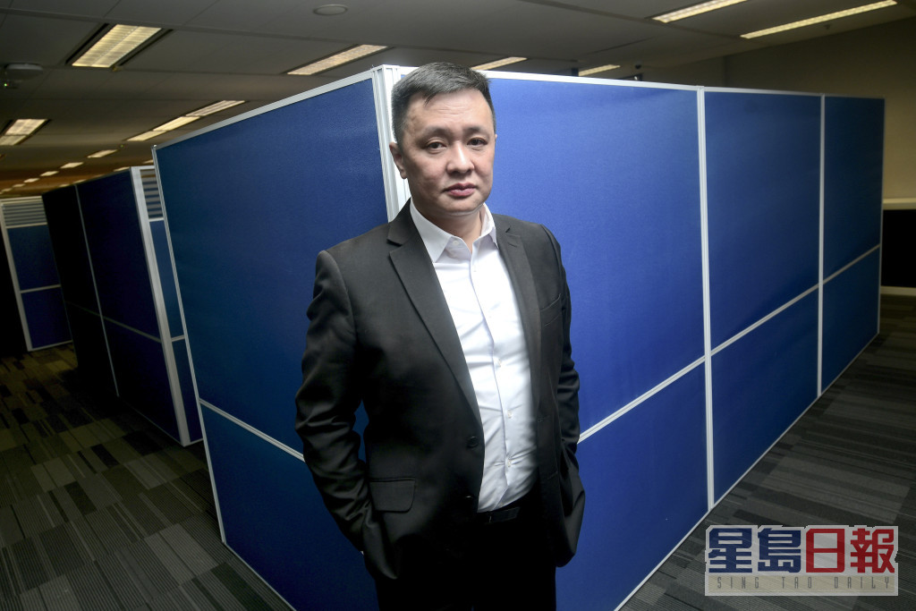 鄧飛亦是香港教育統籌委員會委員、香港教師中心諮詢管理委員會委員。